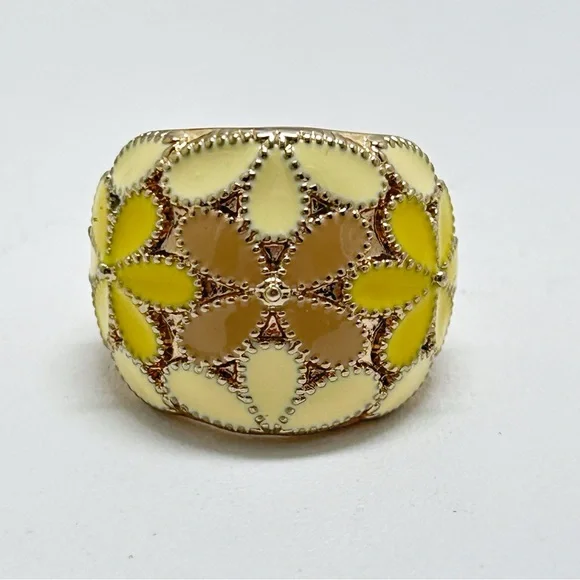 Gold Floral Ring With Yellow, Tan, Cream Enamel, Cloisonné, Size 7, Good Quality - Picture 4 of 4